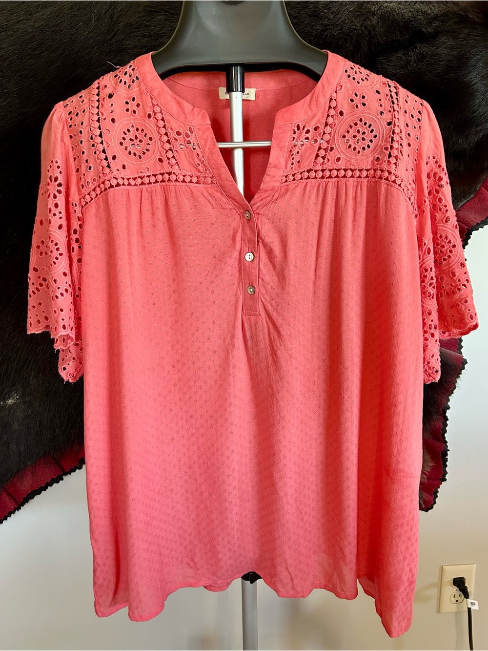 Mason & Belle Women's Coral Eyelet Detail Henley Top Sz XL